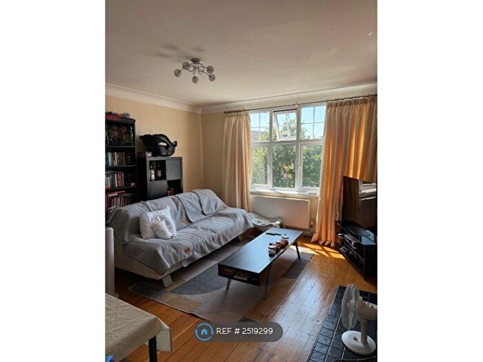 2 Bedroom Flat To Rent In Kings Avenue, London, SW4