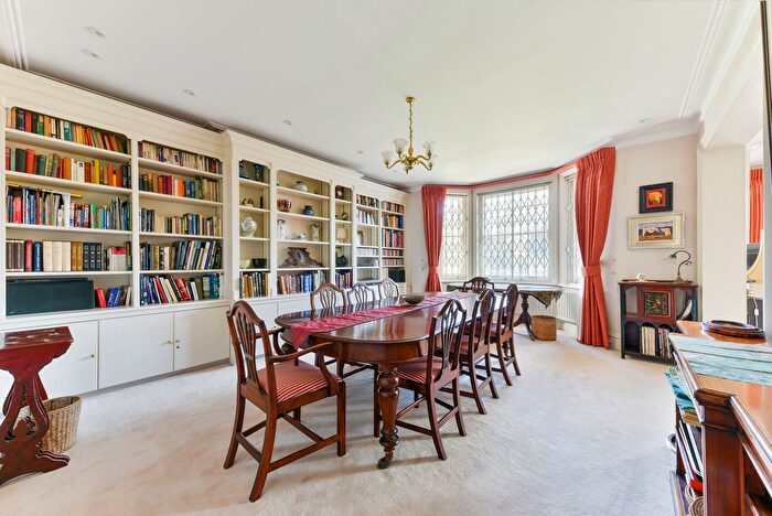 3 Bedroom Flat To Rent In The Orchard, W4