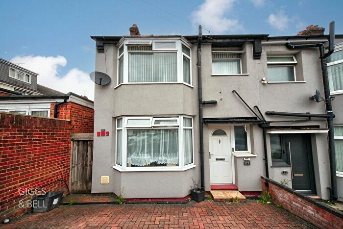 3 Bedroom End Of Terrace House For Sale In Bradley Road, Luton, Bedfordshire, LU4