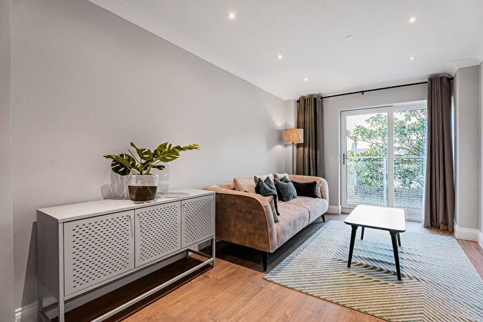 2 Bedroom Flat For Sale In Goldhawk Road, Shepherds Bush Green, W12