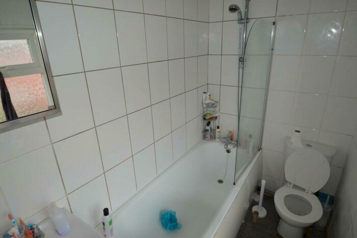 5 Bedroom Terraced House To Rent In Walmsley Road, Hyde Park, Leeds, LS6