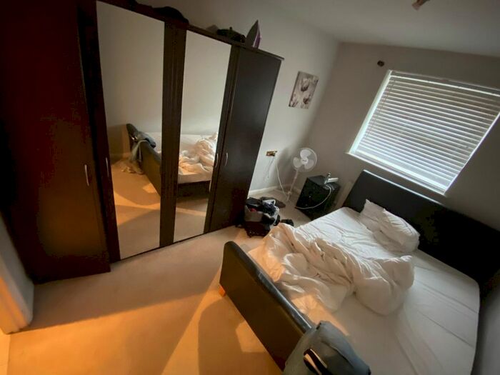 3 Bedroom Flat To Rent In Maltby Street, London, SE1