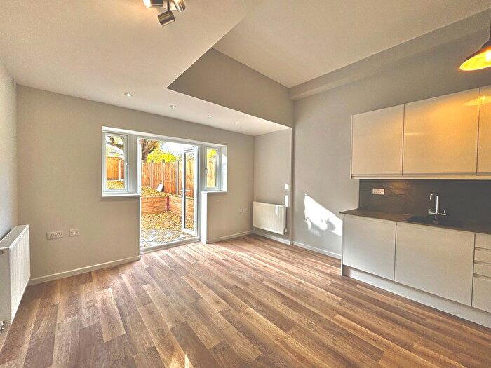 2 Bedroom Flat To Rent In Harborne Lane, Birmingham, B17