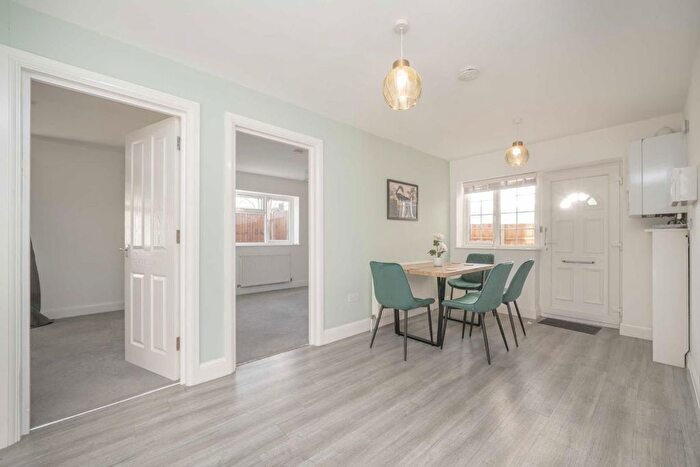 3 Bedroom Flat To Rent In Saxon Drive, London, W3