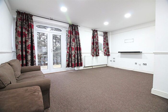 3 Bedroom Flat To Rent In Dunedin Way, Hayes, UB4
