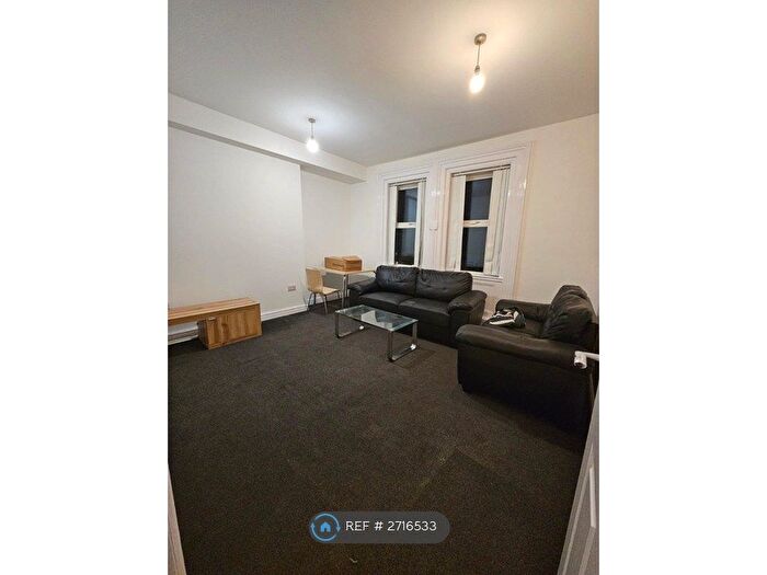 2 Bedroom Flat To Rent In The Oaks, Salford, M7