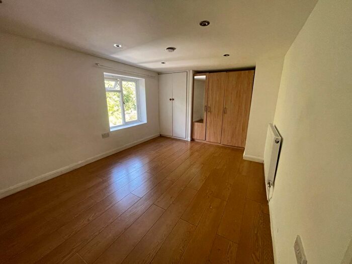 3 Bedroom Flat To Rent In High Road, London, N17