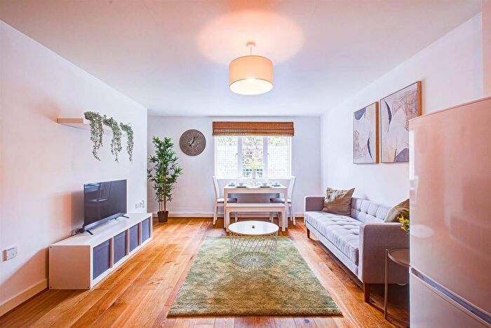 3 Bedroom Flat To Rent In The Downs, Wimbledon, SW20