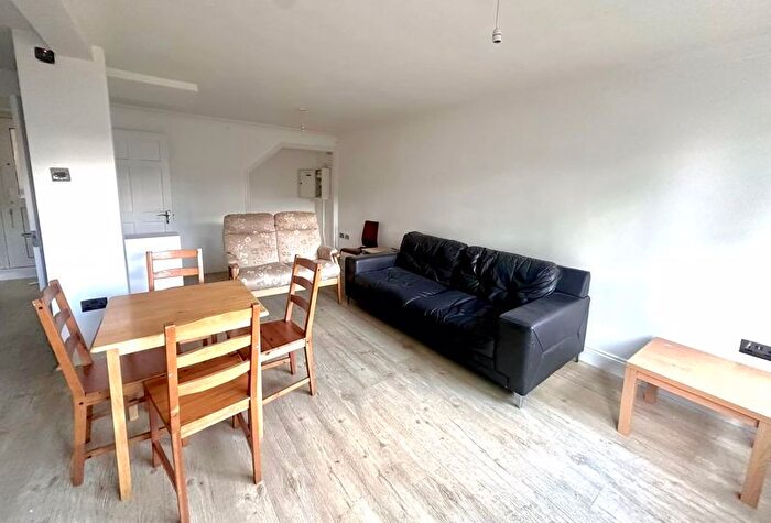 2 Bedroom Flat To Rent In Baddow Close, Woodford Green, IG8