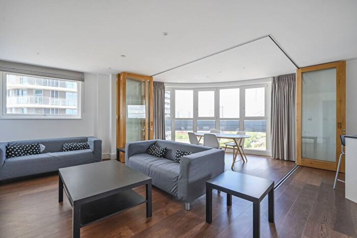 2 Bedroom Flat To Rent In Gateway Tower, Royal Docks, London, E16