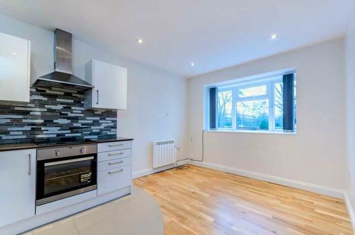 2 Bedroom Flat To Rent In Mitcham Road, Mitcham, Croydon, CR0