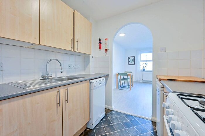 1 Bedroom Flat For Sale In Shaftesbury Gardens, North Acton, London, NW10