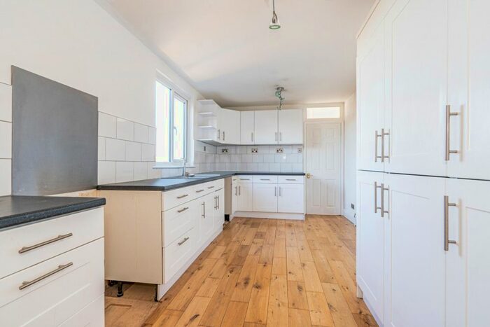 4 Bedroom Flat To Rent In High Road, Harrow HA3