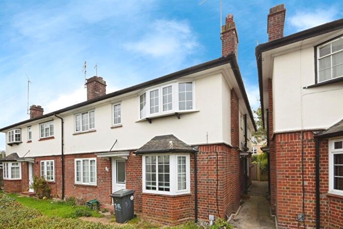 3 Bedroom Maisonette For Sale In Hayes Close, Chelmsford, CM2