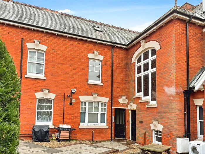 3 Bedroom Flat To Rent In Manor Road, Aldershot, GU11