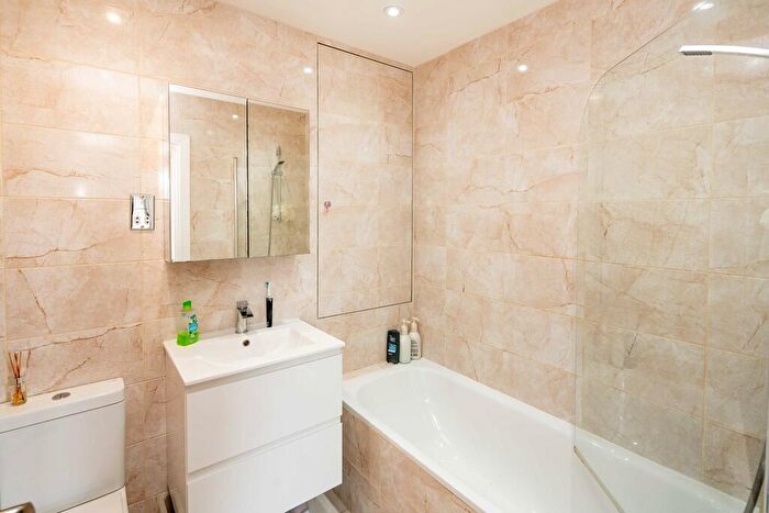 1 Bedroom Apartment For Sale In Bethwin Road, London, SE5