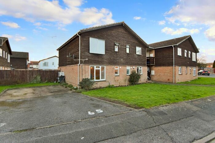 1 Bedroom Flat To Rent In Holmedale, Slough, Berkshire, SL2