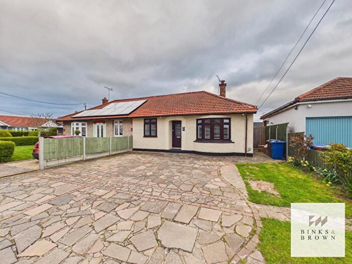 3 Bedroom Semi-Detached Bungalow For Sale In Giffords Cross Avenue, Corringham, Essex, SS17