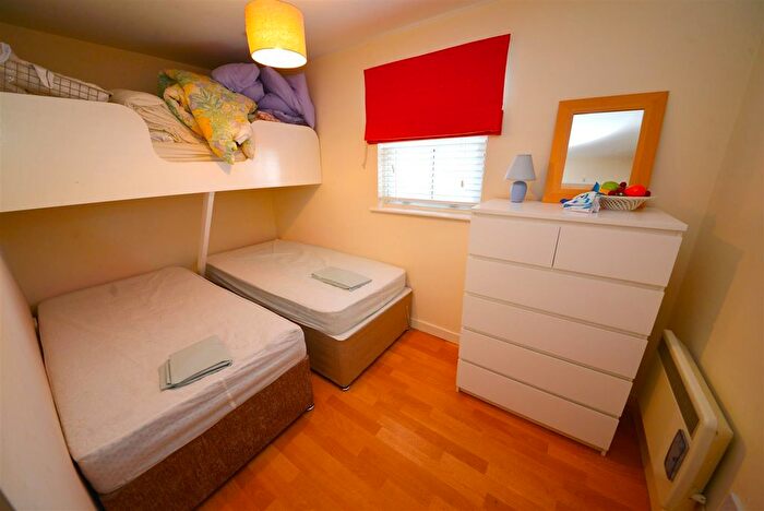 2 Bedroom Flat For Sale In Warren Street, Tenby, SA70
