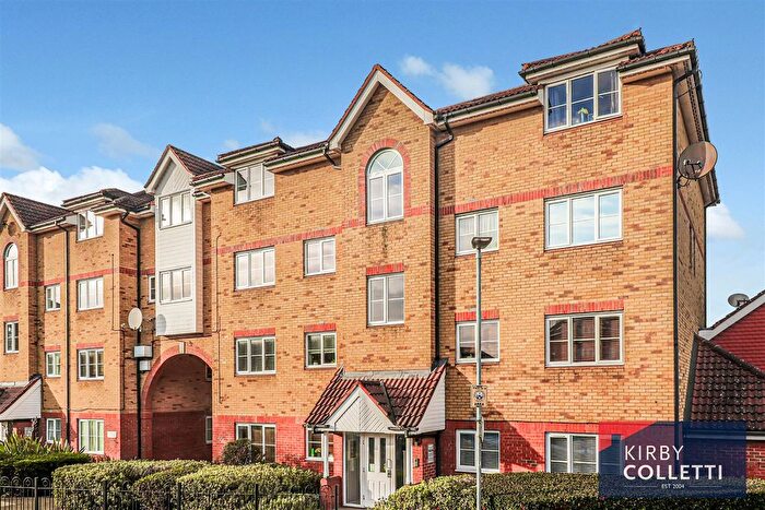 2 Bedroom Flat For Sale In Yukon Road, Broxbourne, EN10