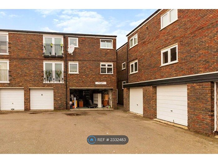 3 Bedroom Flat To Rent In Warren Bank, Milton Keynes, MK6