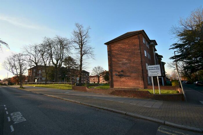 2 Bedroom Flat To Rent In Cedar Tree Grove, West Norwood, SE27