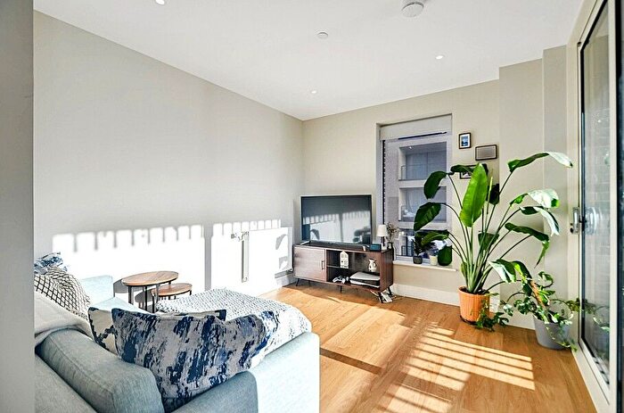 1 Bedroom Flat For Sale In Greyhound Parade, London, SW17