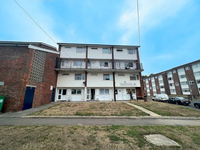 3 Bedroom Flat To Rent In Lumsden Road, PO4