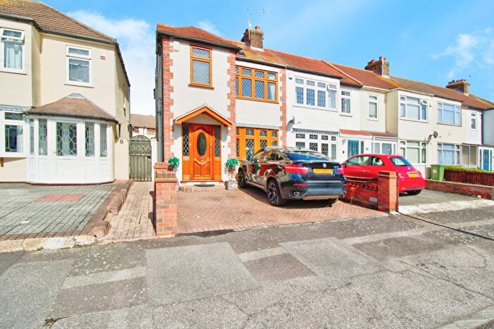 4 Bedroom End Of Terrace House For Sale In Gainsborough Road, Rainham, RM13