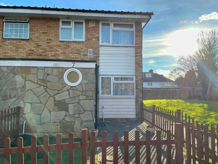 3 Bedroom End Of Terrace House To Rent In Beechcroft Close, Hounslow, TW5