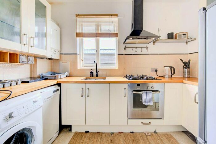 2 Bedroom Flat To Rent In Stephendale Road, Fulham, London, SW6