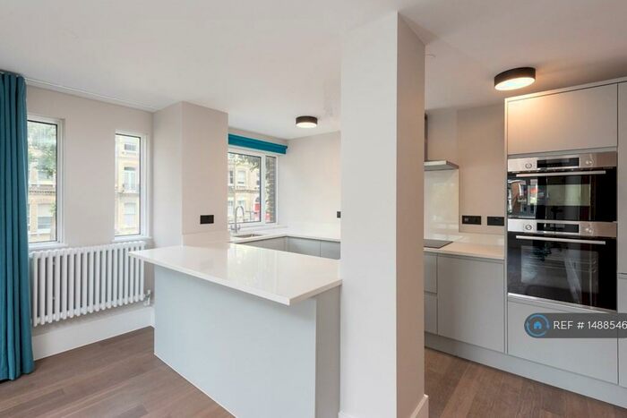 3 Bedroom Flat To Rent In Eaton Gardens, Hove, BN3