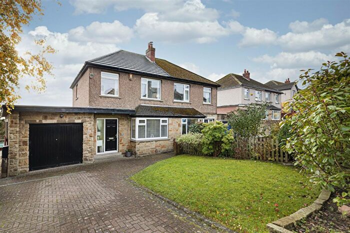 3 Bedroom Semi Detached House For Sale In Yew Tree Road, Huddersfield, HD3