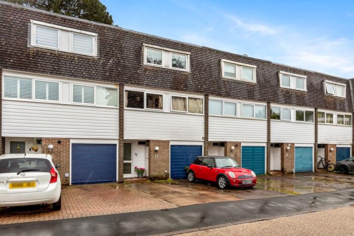 6 Bedroom Town House For Sale In Hawthorn Close, Horsham, RH12