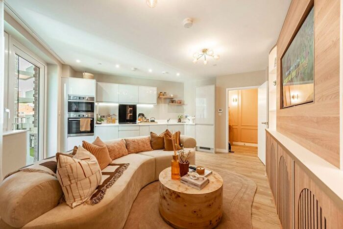 2 Bedroom Flat For Sale In Southall Grove, Southall, UB1