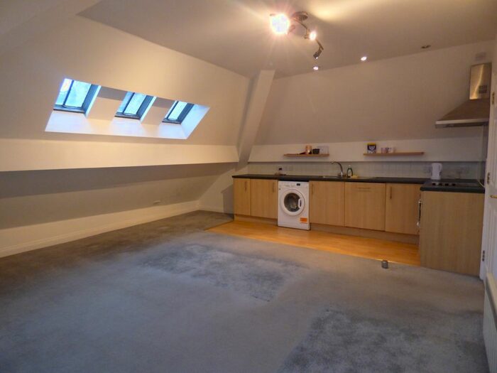 2 Bedroom Flat To Rent In Wellington Street, Teignmouth, TQ14