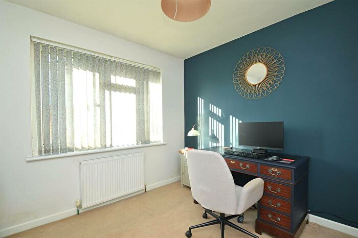 2 Bedroom Detached Bungalow For Sale In Large South-facing Garden * Lake, PO36