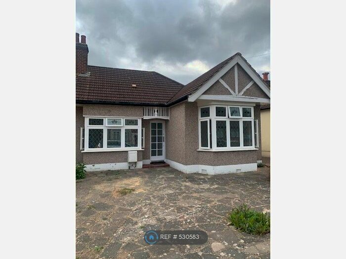 3 Bedroom Bungalow To Rent In Mansfield Gardens, Hornchurch, RM12