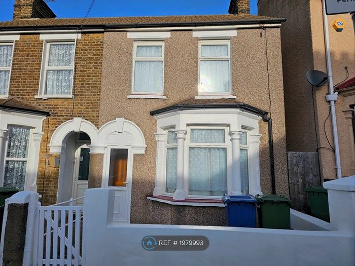 4 Bedroom End Of Terrace House To Rent In , Grays, RM17
