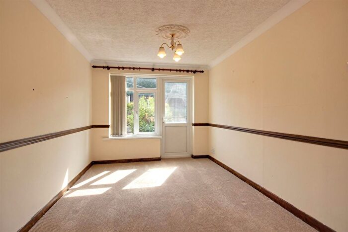 3 Bedroom Semi Detached House For Sale In Kerry Drive, Kirk Ella, Hull, HU10