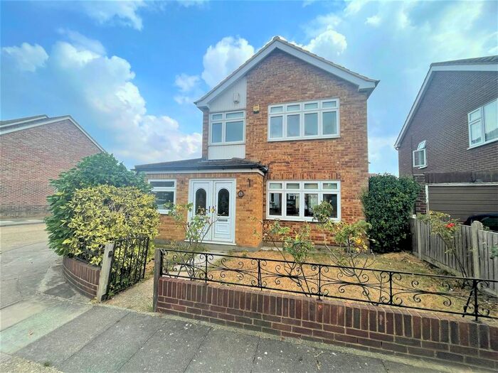 3 Bedroom Detached House To Rent In Stoke Road, Rainham, RM13