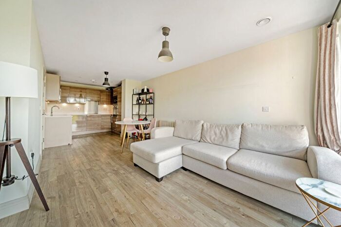 1 Bedroom Flat For Sale In Ellerton Road, Surbiton, Surrey, KT6