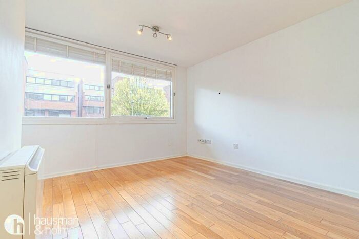 1 Bedroom Flat To Rent In Britten Close, Golders Green, NW11