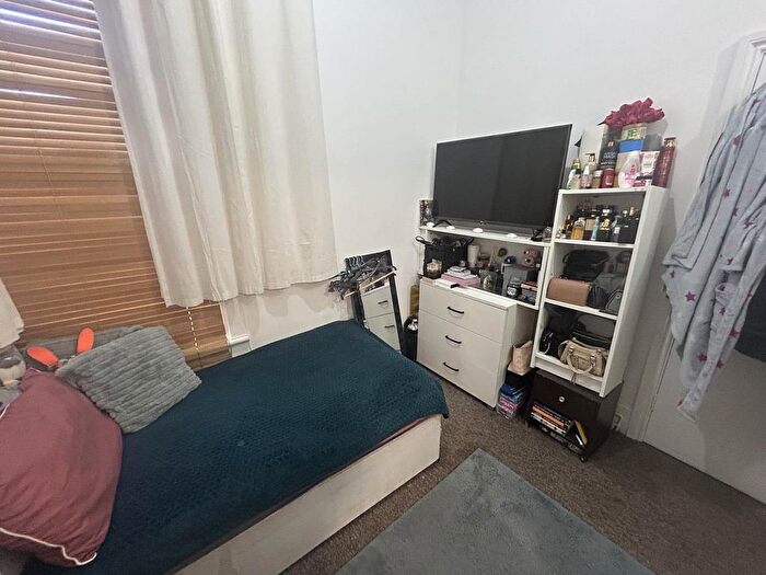 Studio To Rent In Villiers Road, Willesden Green, NW2