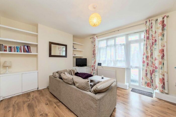 3 Bedroom Flat To Rent In Fayland Avenue, London, SW16