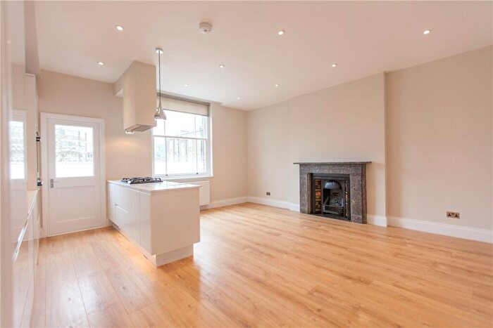 3 Bedroom Apartment To Rent In Clifton Hill, St John's Wood, London, NW8