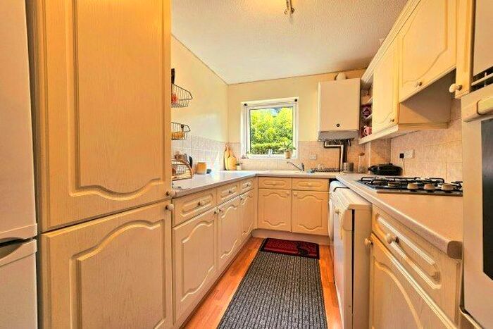 2 Bedroom Flat To Rent In Whitehaven Close, Bromley, BR2