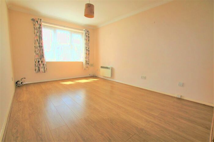 1 Bedroom Flat To Rent In The Lawns, Old Bath Road, Colnbrook, Slough, SL3