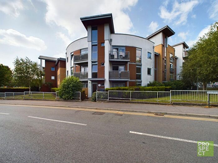 2 Bedroom Flat To Rent In Kelvin Gate, Bracknell, Berkshire, RG12
