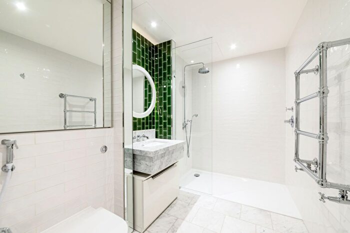 3 Bedroom Flat To Rent In New Union Square, London, SW11